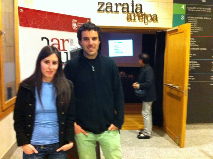 Zaraia aretoa bete eta jendea kanpoan, Errastiren 'Maritxu'-k ikusmina piztu du