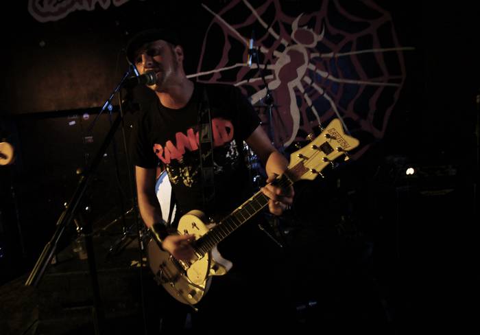 Punk gau bizi eta zikina oparitu zuten The Ricky C Quartet ingelesek
