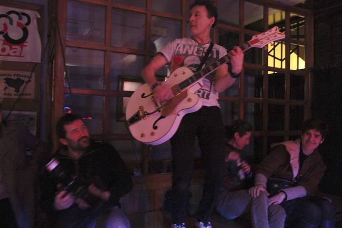Transistores 50 atzo Oñatiko Antton tabernan: rock and roll doinuak eta jarrera 