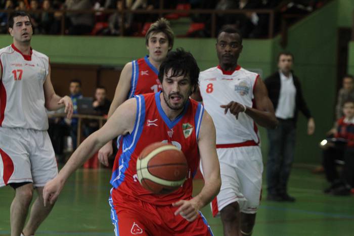 Mailari eusteko ezinbesteko garaipena lortu zuen Natra Aloña Mendik liderraren aurka (89-82)