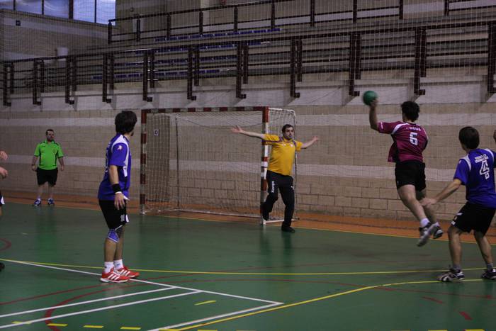 Espero baino gehiago sufritu behar izan zuen Ford Mugarrik urteko lehen garaipena lortzeko (28-23) 