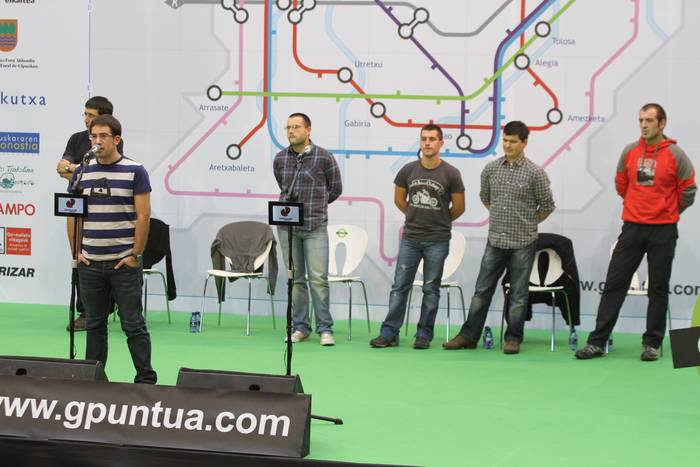 Bertsolari txapelketako finalerako autobusak Bertso Eskolakoekin