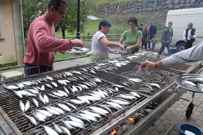 Angiozarren sardinak janaz ospatzen dabiltza San Migel jaiak
