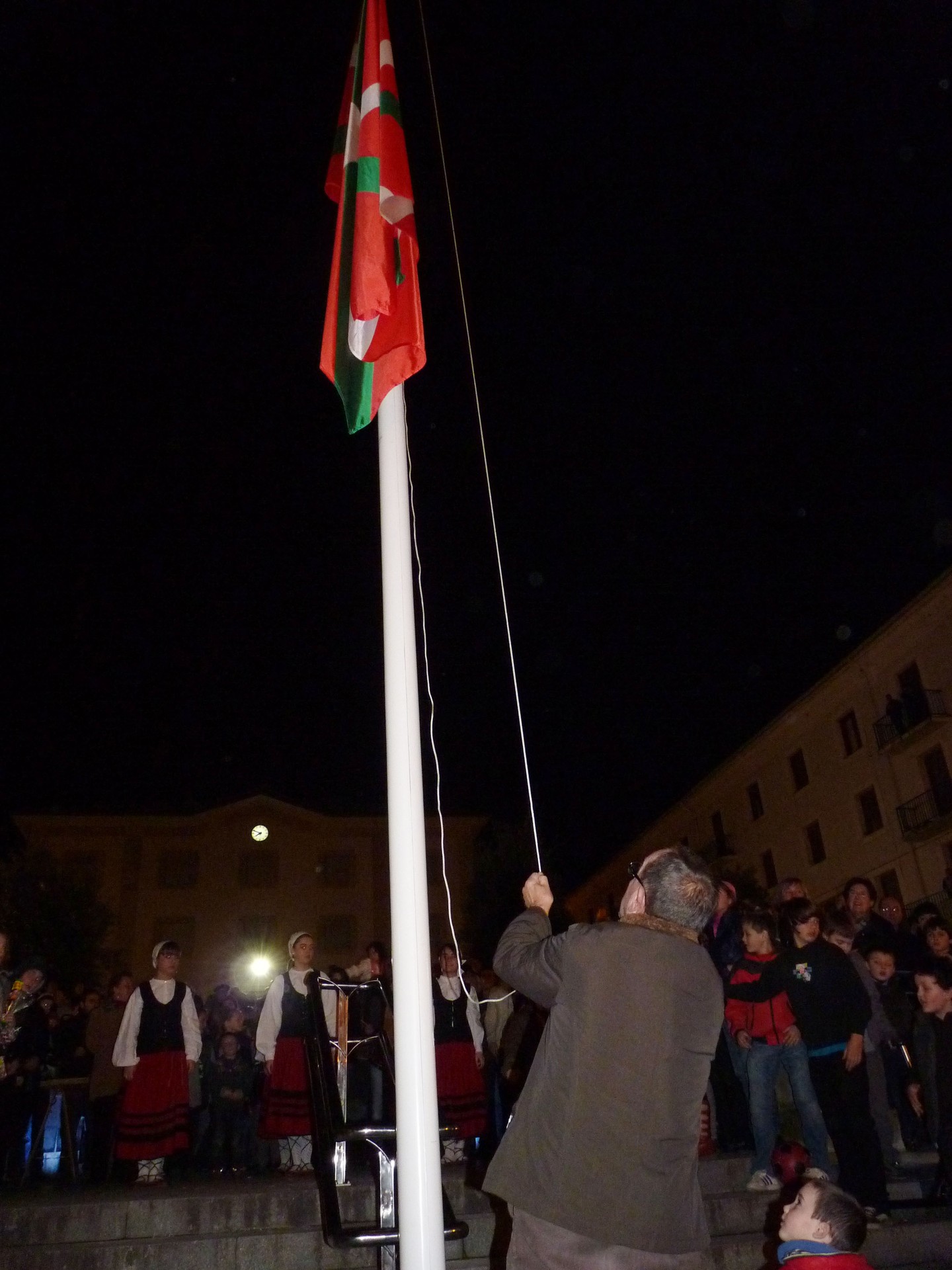 Jarrita dago ikurrina Herriko Plazan