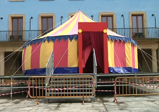 Magia Mostra hastear da: herriko plazan gertu dago karpa