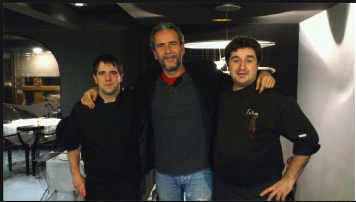 Willy Toledo aktorea eta Mikel Goñi pilotaria atzo, Arrasateko pintxo poteoan 