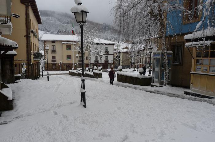 Eguneko zentroak ez du zerbitzurik eman, eta eskolan bazkaria ez da garaiz iritsi