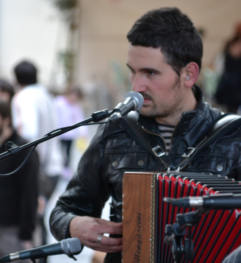 Domekan Herrixa Dantzan zuzeneko musikarekin Elgetako Espaloian