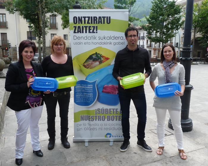Erosketak modu jasangarrian egiteko plastikozko ontziak banatuko dituzte gaurtik aurrera Elgetan