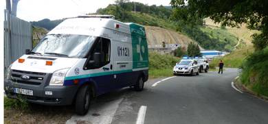 Txirrindulari bat lurrera erori eta min hartuta ospitalera eraman dute
