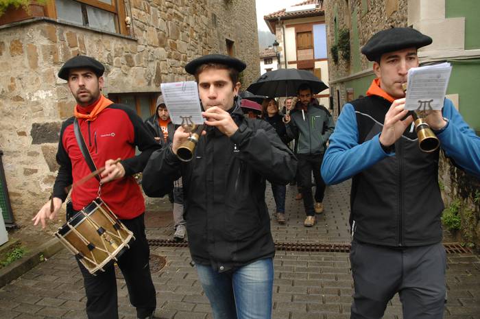 Libre bizi nahi dutela aldarrikatzen ari dira Antzuolan