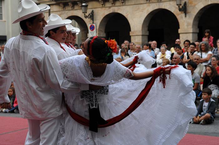 Kolorez eta alaitasunez bete zuten San Martin plaza Mexikoko dantzariek