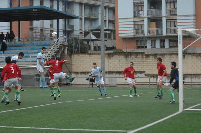 Bi berdinketa eta bi porrot bailarako futbol talde nagusiek
