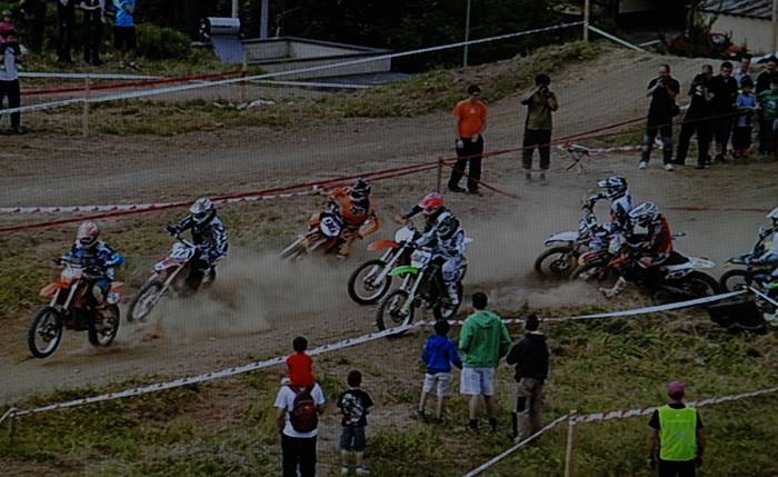 Gasolina usaina, motor hotsak eta hauts asko Bergarako motokrosean