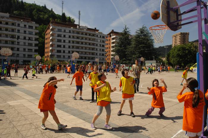 Pozik dabiltza bailarako gaztetxoak 3X3 saskibaloi txapelketan