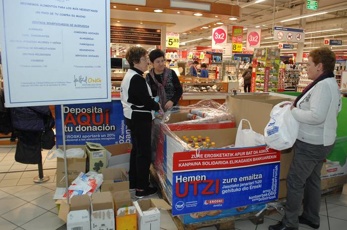 Elikagaien bankurako oinarrizko elikagaiak batzen ibiliko dira gaur ere Eroski hipermerkatuan