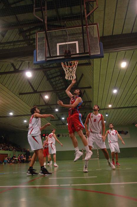 Azken txanpan estutu arren galdu egin zuen Natra Oñati Aloñak SAB Torrelavegaren aurka (74-82)