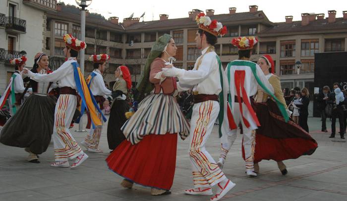 Kolorea eta festa kalera aterako dituzte ume zein helduek