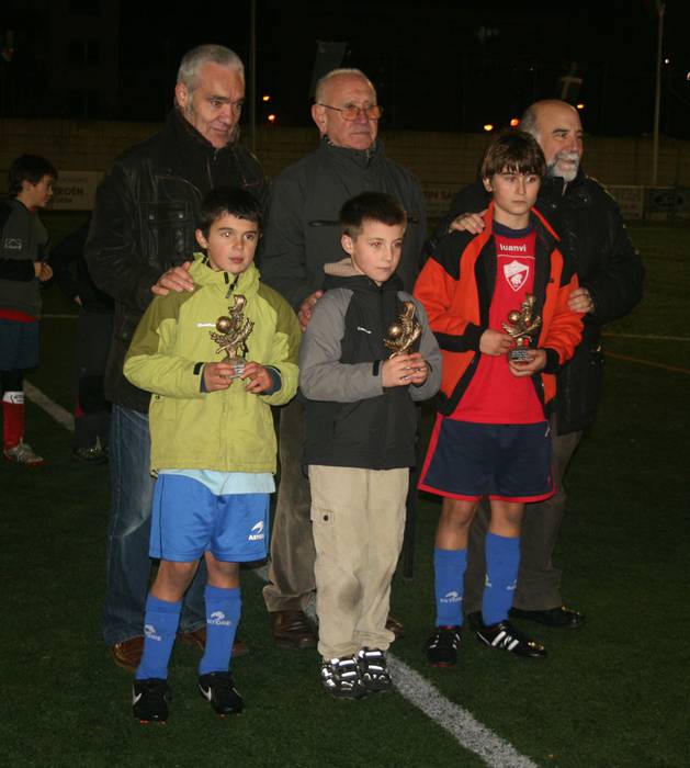 Aloña eta Bergara txapeldunak Bixente Etxeandia Gabonetako futbol txapelketan
