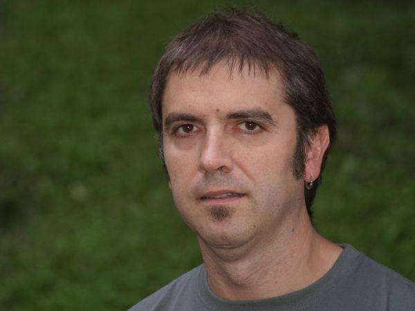 Jon Bollar: "Euskararen Legea onartu zela 30 urte dira eta mediku euskaldunak eskatzen ari gara oraindik" 