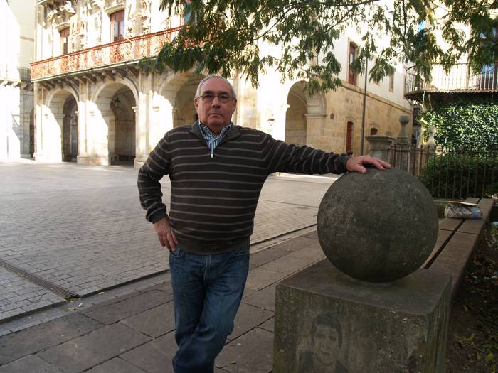 Jose Mari Larrañaga: "Francoren eta Erregearen erretratuak eta gurutzea zeuden Udalera heldu ginenean"