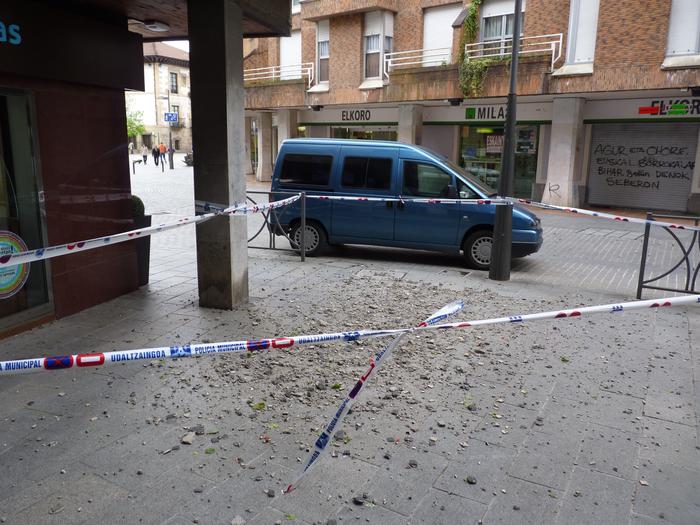 Juan Carlos Guerra plazako balkoi batetik harri pusketak erori dira