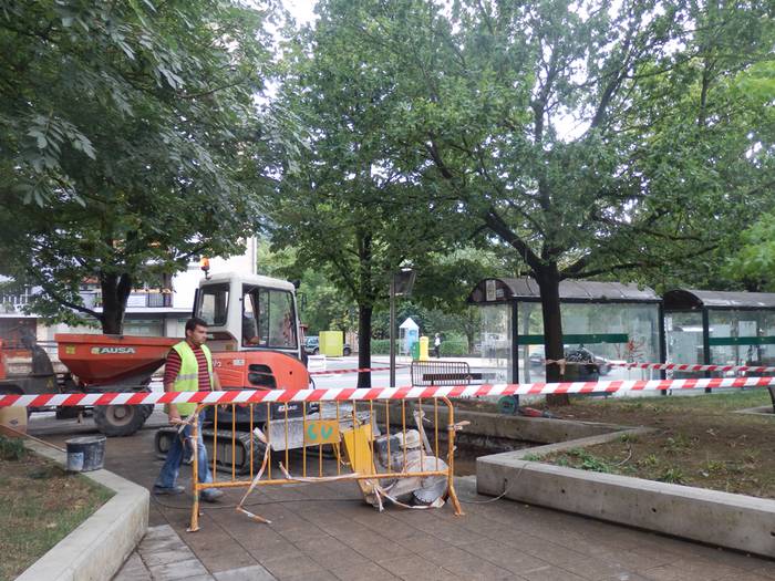 Hasi dira San Lorentzoko komun publikoa jartzen