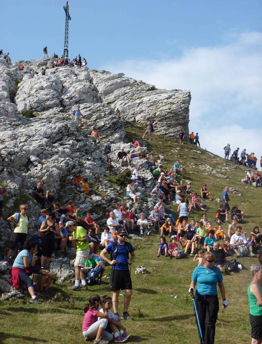 300 lagunetik gora Kurtzebarri egunean