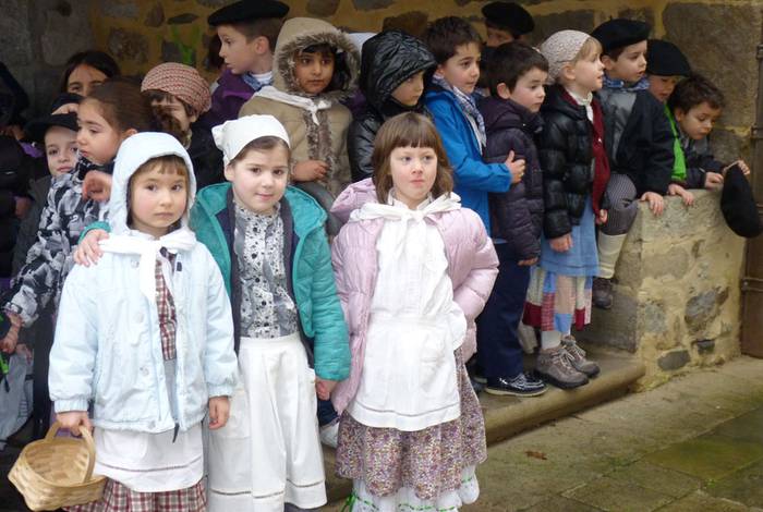 Euria zarra-zarra izan arren Kurtzebarri eskolako txikiek ez dute hutsik egin 