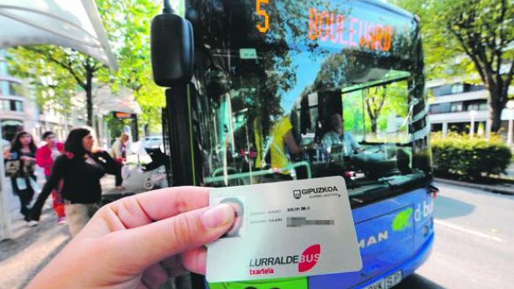 %3,26 bidaia gehiago egin ziren iaz Lurraldebuseko autobusetan