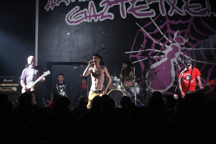 Punk gaua MCDren eskutik