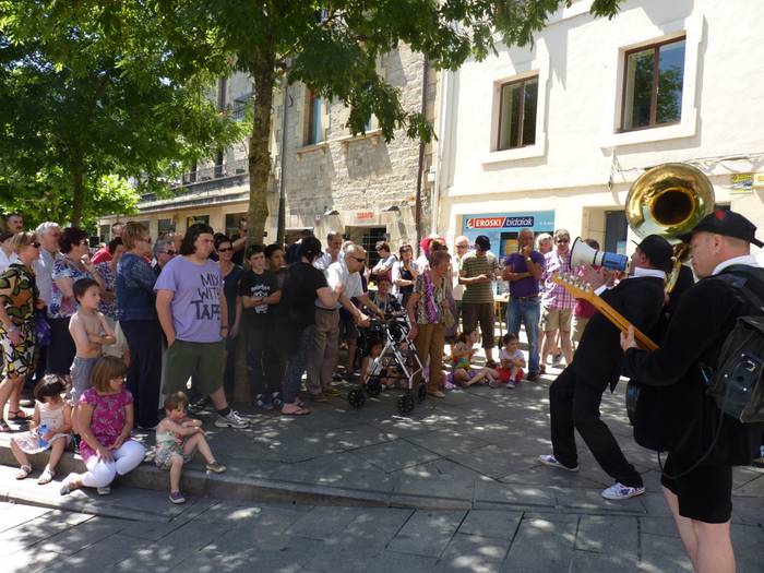 300 lagun elkartuko dira herri bazkarirako