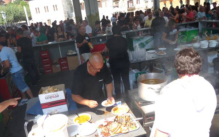 Tabernak plazara eta jendea eurekin makro pintxo-potean