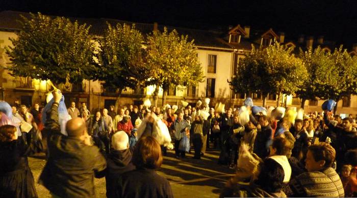 Manifestazio zaratatsua atez atekoaren aurka