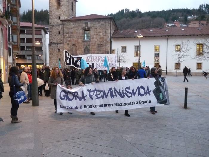 'Gora feminismoa' lelopean egin dute manifestazioa Arrasaten