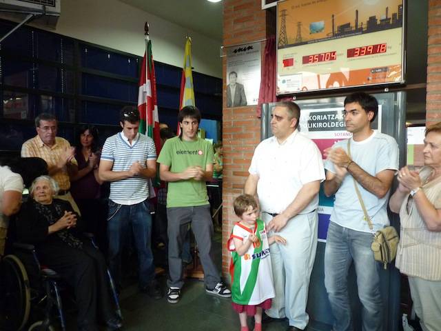 Mikel semeak inauguratu zuen Manolo Muñoz kiroldegia