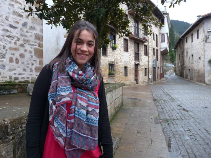 Maria Izaga: "Adeleren bideoarekin gustura geratu naiz, eta kantu gehiago grabatu eta Internetera igoko ditut" 