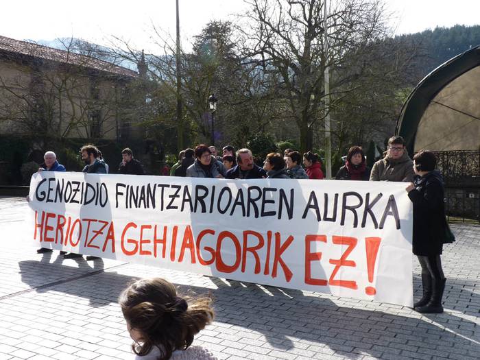 Elkarretaratzea Oñatin, egun jendeak bizi duen egoera ekonomikoa salatzeko