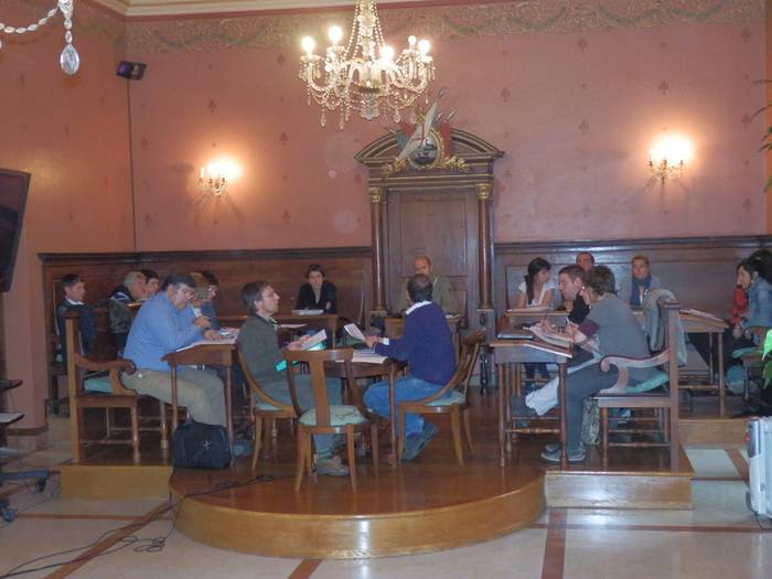 Atez ateko gaiak eta Aske Guneko gertaerak berotu zuten atzoko osoko bilkura