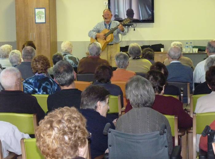 Jai giroa GSR zaharren egoitzan Nagusilanekoen eskutik