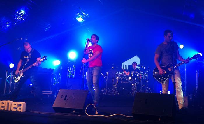 Never Surrendekoek ere bete egin zuten Ahotsenea