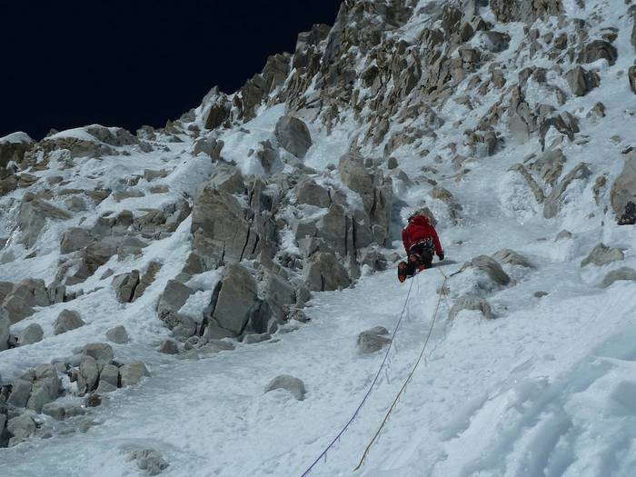 Nuptse mendi gailurretik 161 metrora gelditu dira Iñurrategi eta bereak