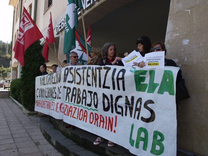 Protestak ospitalean murrizketa politiken eta ospitale proiektu berriaren kontra