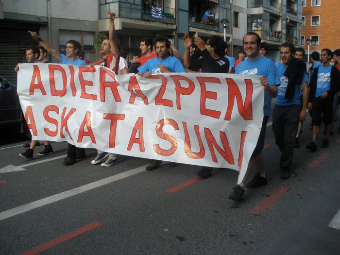 Adierazpen askatasuna oinarrizko eskubidea dela aldarrikatu dute oñatiarrek aste bukaeran