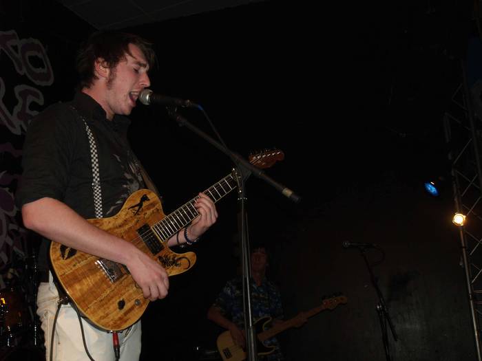 Aita-semeen erakustaldia agertokian, blues-rockak batuta