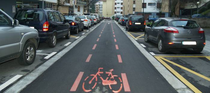 Errepide erdian ipiniko dute Euskadi etorbideko bidegorria