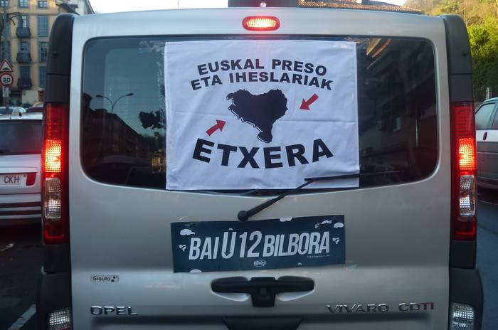 Presoak bisitatzera doazen senideen egoera salatzeko ekimena