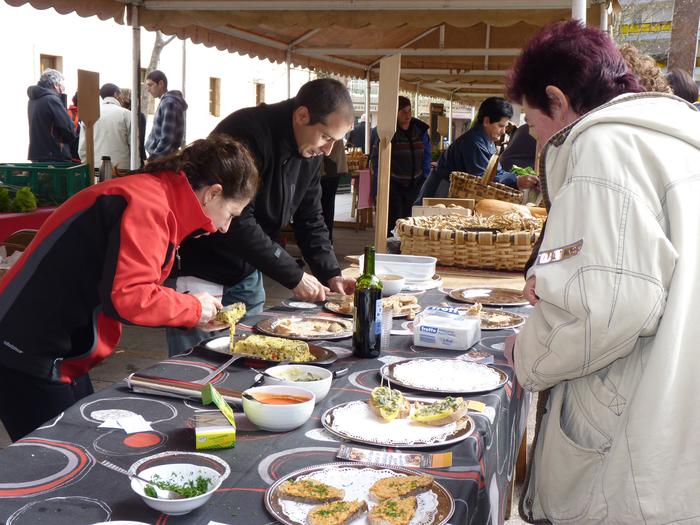 Sasoiko produktuez eginiko pintxo goxoak azokan