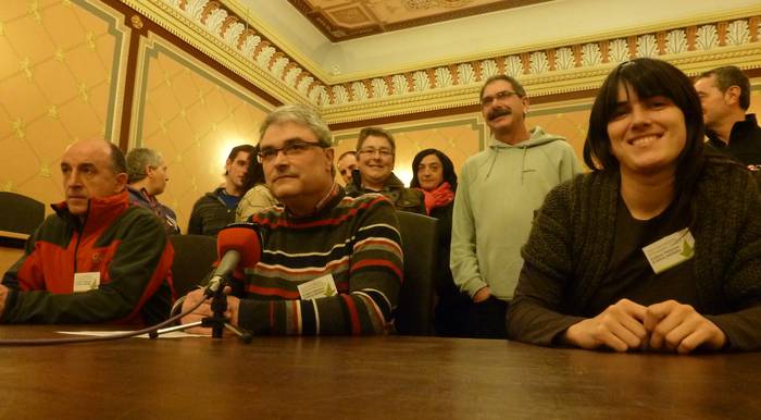 Ikurrina jarri eta omenaldira joateko dei egin du Bergarako alkateak