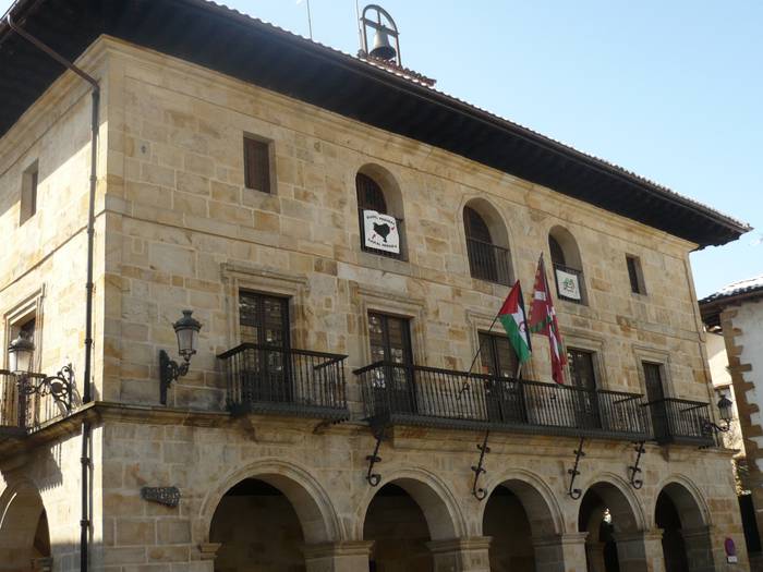 Saharako bandera ikus daiteke Aramaioko udaletxean